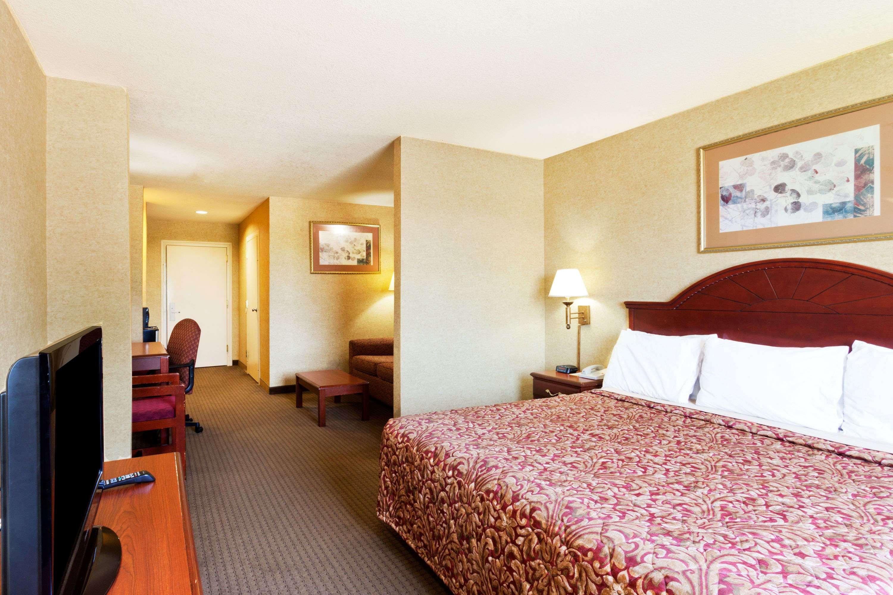Days Inn & Suites By Wyndham Wynne Buitenkant foto