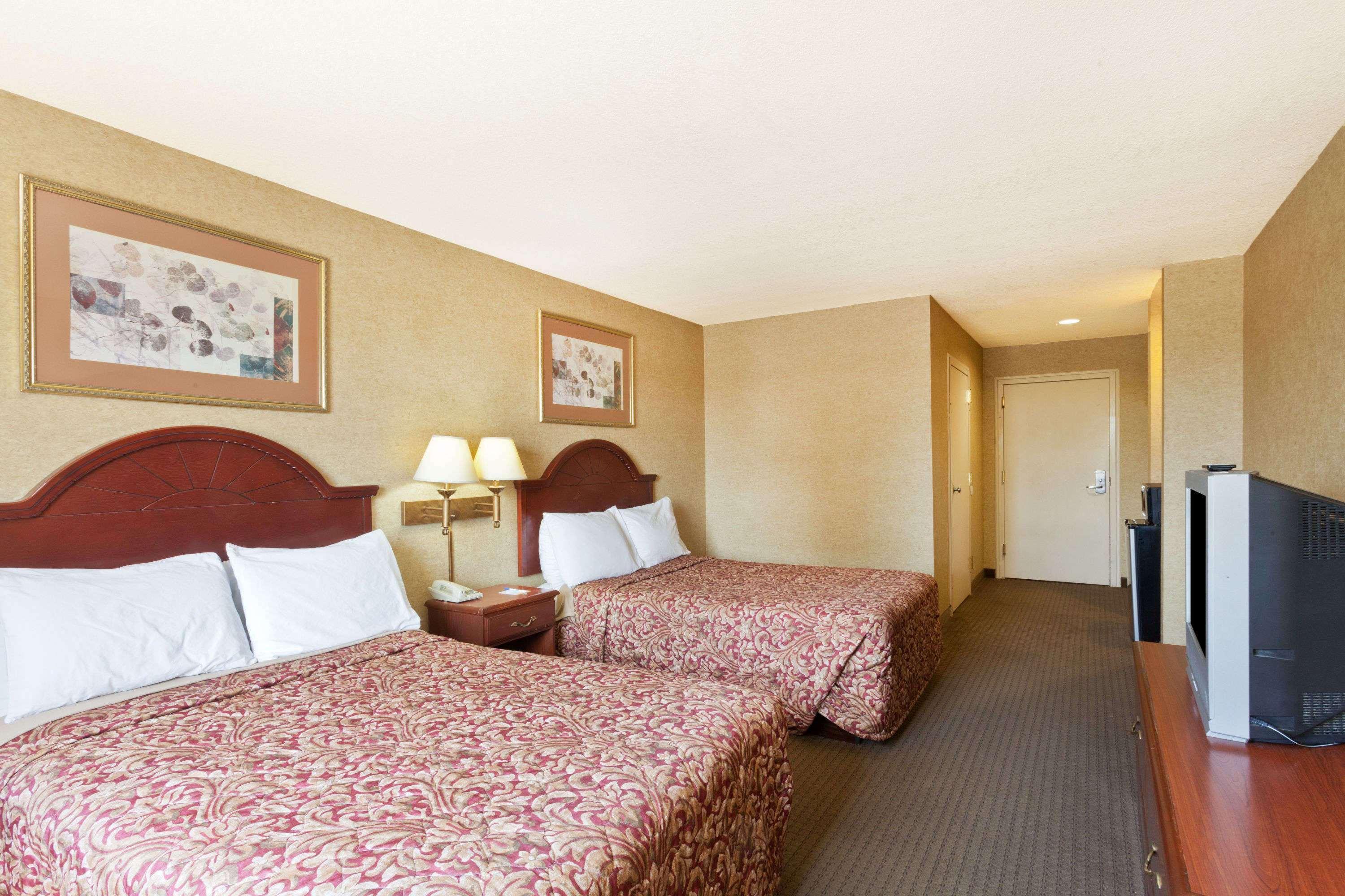 Days Inn & Suites By Wyndham Wynne Buitenkant foto