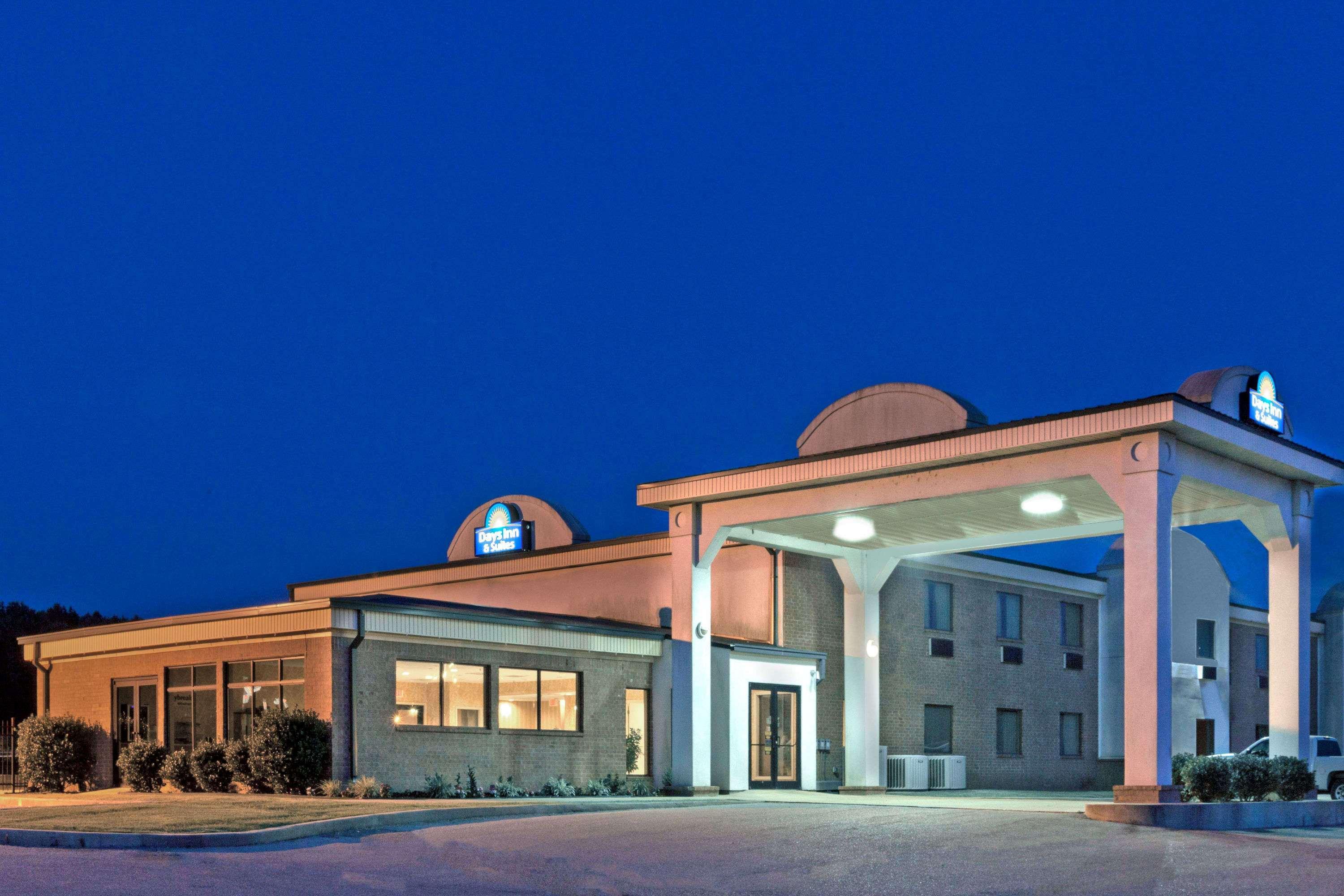 Days Inn & Suites By Wyndham Wynne Buitenkant foto
