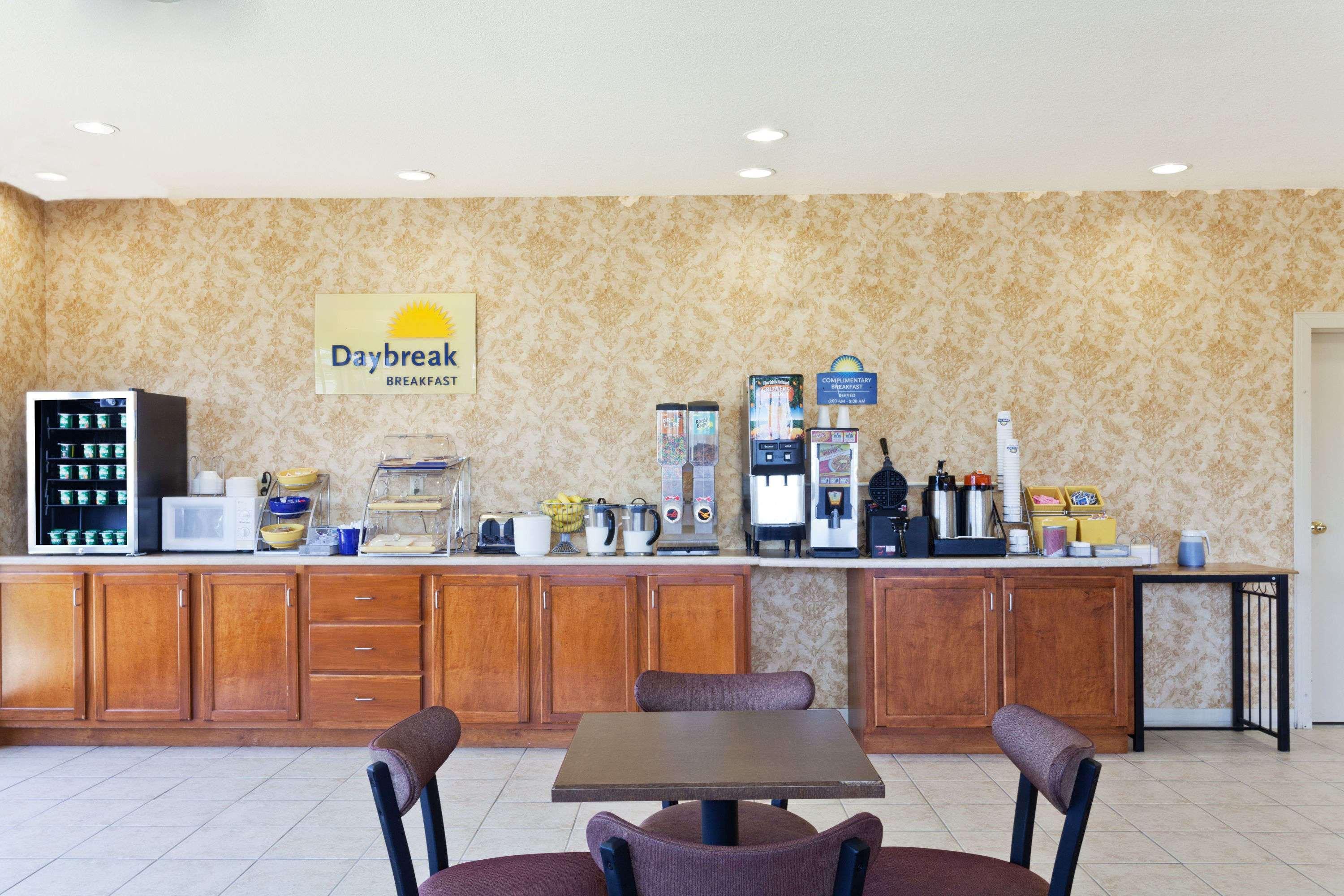 Days Inn & Suites By Wyndham Wynne Buitenkant foto