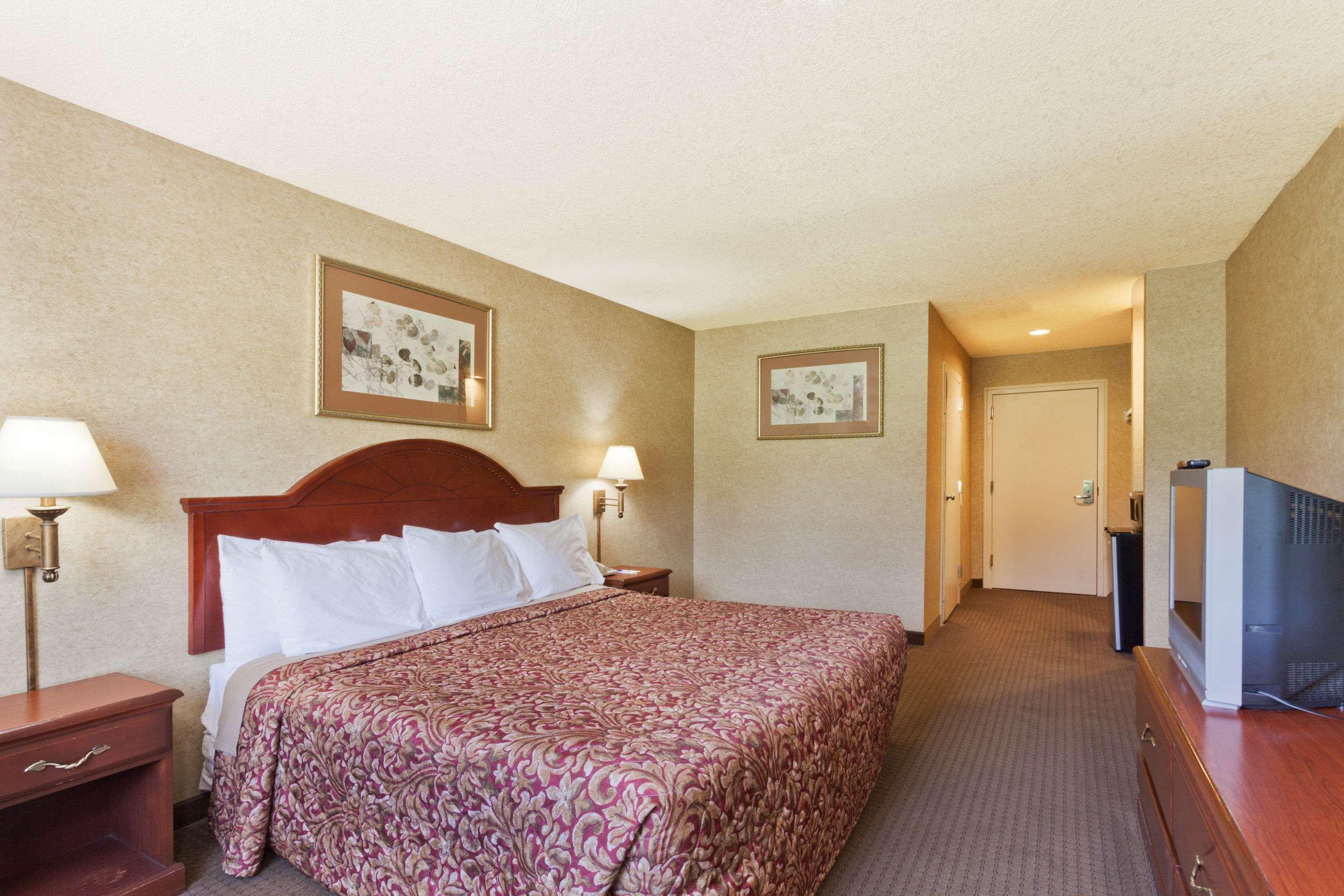 Days Inn & Suites By Wyndham Wynne Buitenkant foto