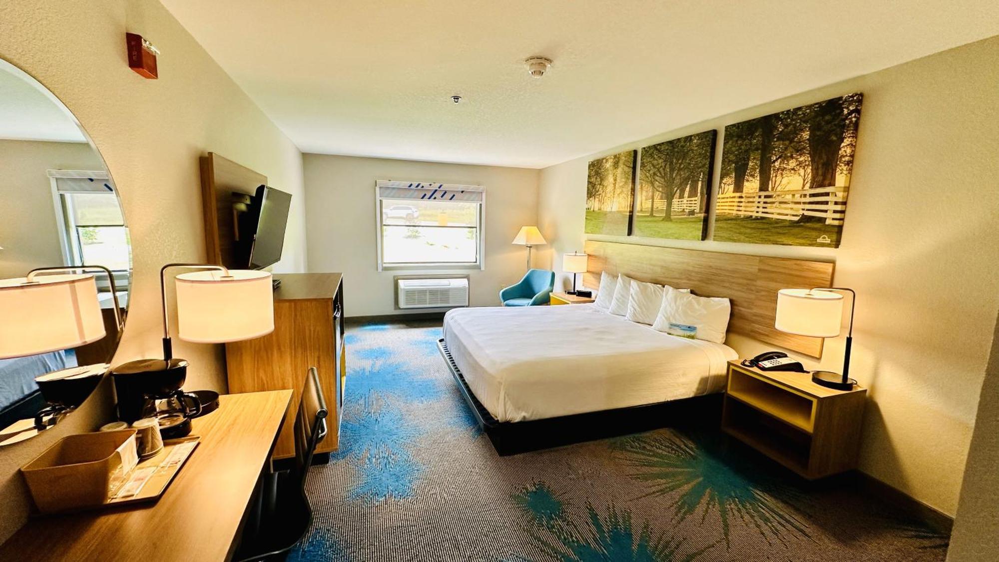 Days Inn & Suites By Wyndham Wynne Buitenkant foto