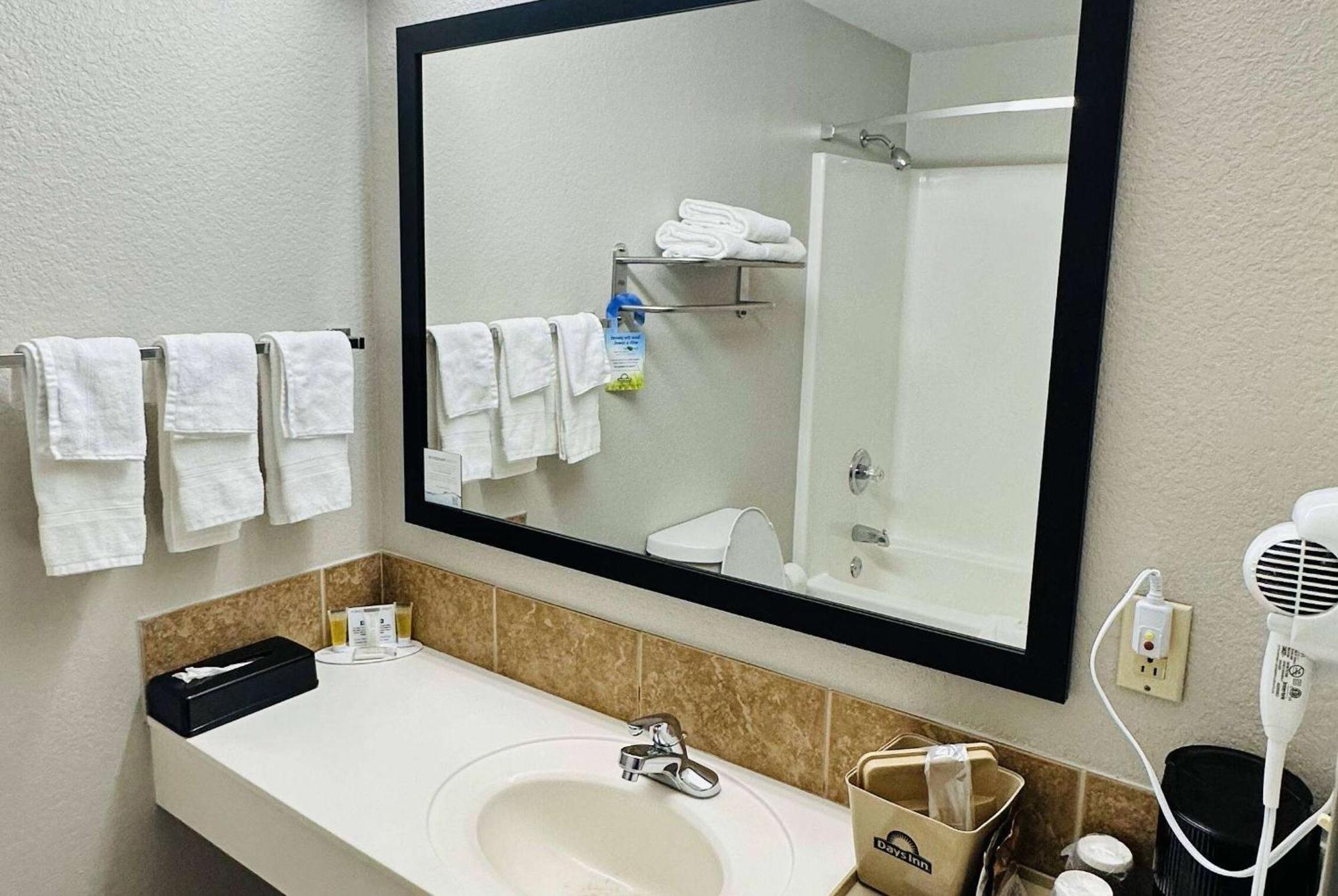 Days Inn & Suites By Wyndham Wynne Buitenkant foto