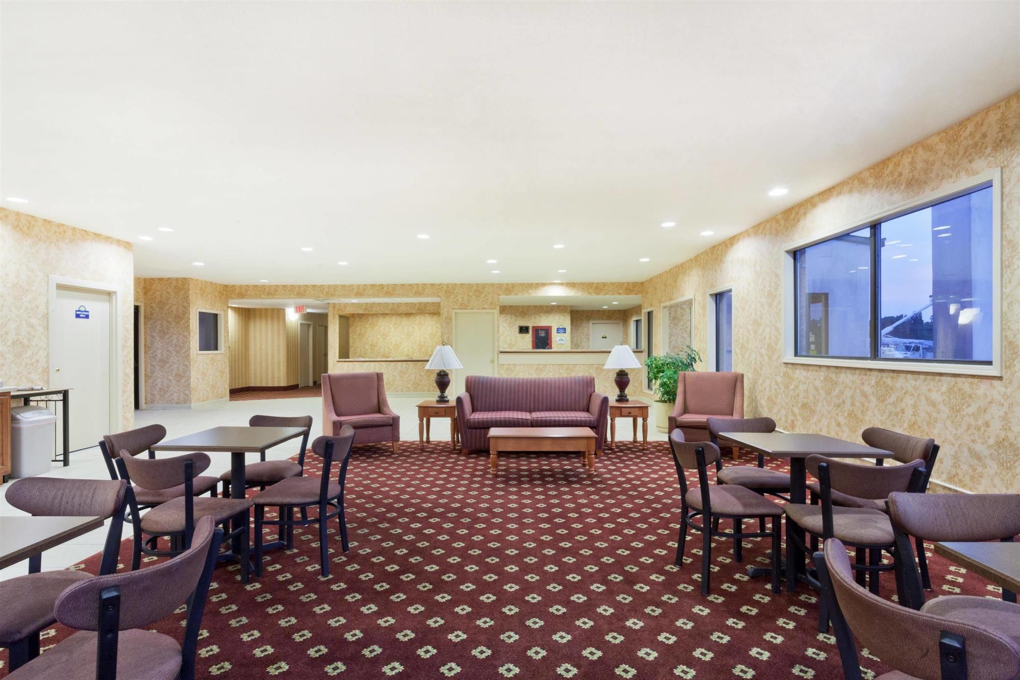 Days Inn & Suites By Wyndham Wynne Buitenkant foto